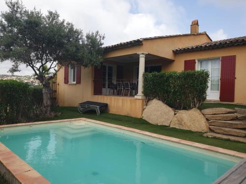 une piscine devant une maison dans l'établissement VILLA PROVENCALE AVEC PISCINE PRIVEE, à Sainte-Maxime