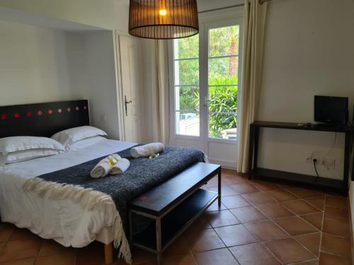une chambre avec un lit avec deux animaux en peluche dessus dans l'établissement VILLA PROVENCALE AVEC PISCINE PRIVEE, à Sainte-Maxime