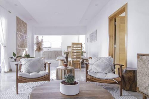 Posezení v ubytování New Beachfront Penthouse Punta Popy