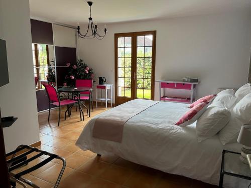 1 dormitorio con 1 cama, mesa y sillas en Ô Mélèze en Morsang-sur-Orge