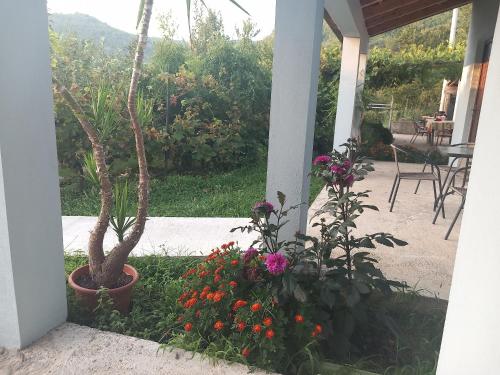 Un jardín fuera de Rustic village