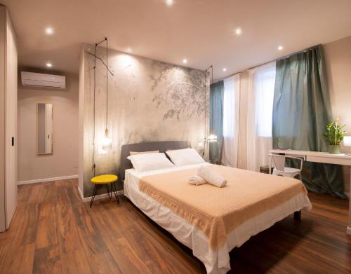 San Benedetto Rooms في كريما: غرفة نوم بسرير كبير في غرفة