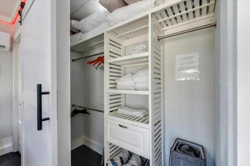 una cabina armadio con scaffali bianchi di Splash Pad by Book That Condo a Panama City Beach