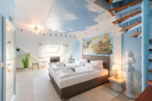 Schlafzimmer mit einem Bett und Deckengemälde in der Unterkunft Hotel Ziegelruh in Babenhausen