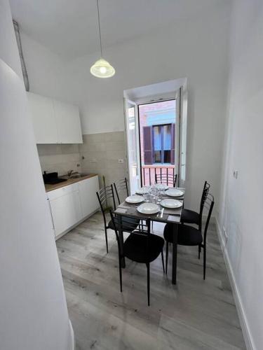 een eetkamer met een tafel en stoelen en een keuken bij Campo de’ Fiori Rooftop Apartment in Rome