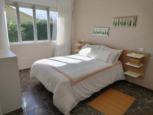 um quarto com uma cama grande e uma janela em CASa CUBELa- Refugio en Sanxenxo em Bordons