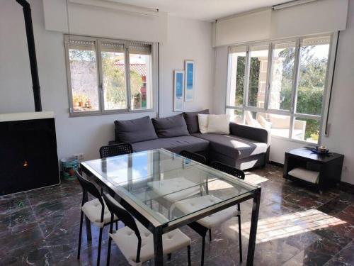 uma sala de estar com um sofá e uma mesa de vidro em CASa CUBELa- Refugio en Sanxenxo em Bordons