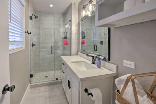 uma casa de banho branca com um lavatório e um chuveiro em Spacious Lake House Escape with Deck and Lake Views! em Hodgen