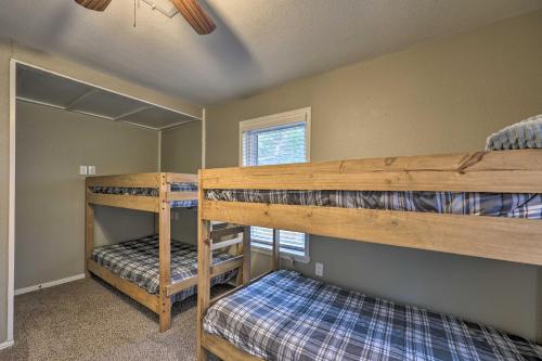 - une chambre avec 2 lits superposés et une fenêtre dans l'établissement Spacious Lake House Escape with Deck and Lake Views!, à Hodgen