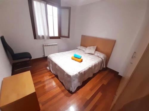 ein kleines Schlafzimmer mit einem Bett und einem Tisch in der Unterkunft Chuchi house in Ramales de la Victoria