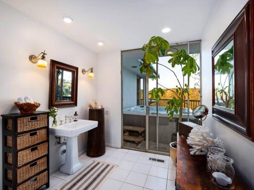 uma casa de banho com um lavatório e uma banheira em MULHOLLAND HILLS RETREAT W/BEST VIEWS IN LA em Los Angeles