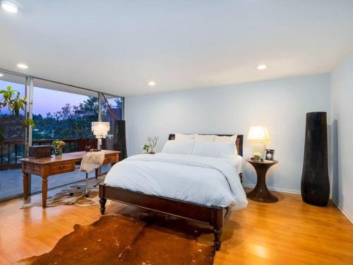um quarto com uma cama e uma secretária. em MULHOLLAND HILLS RETREAT W/BEST VIEWS IN LA em Los Angeles