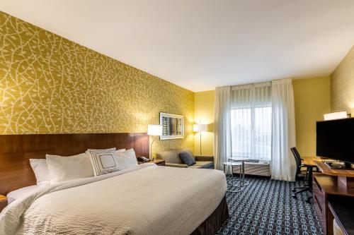 um quarto de hotel com uma cama e uma secretária em Fairfield Inn & Suites by Marriott Butte em Butte