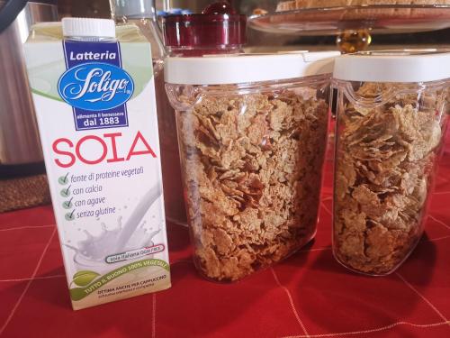 two mason jars of cereal and a container of soa at Agriturismo Cascina Cipressa in San Romano