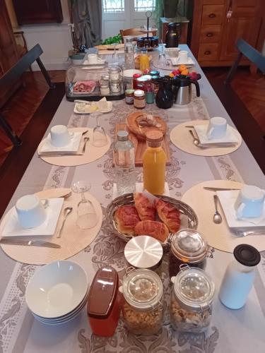 einen Tisch mit Frühstückszutaten und Getränken darauf in der Unterkunft Domaine de Marchal - chambres et table d'hôtes in Celles-sur-Durolle