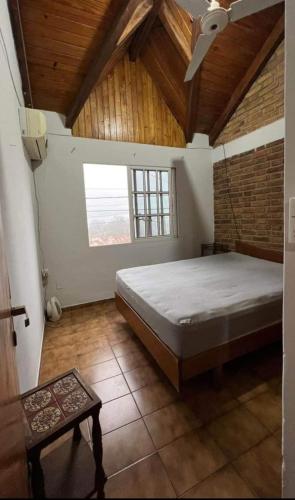 奧韋拉的住宿－Emy，一间卧室设有一张大床和一个窗户。