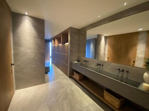 a bathroom with two sinks and a large mirror at Residencial BE GRAND REFORMA in Mexico City