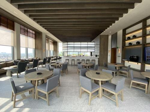 a dining room with tables and chairs and windows at Residencial BE GRAND REFORMA in Mexico City