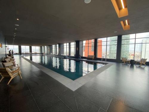 a large swimming pool in a building with windows at Residencial BE GRAND REFORMA in Mexico City