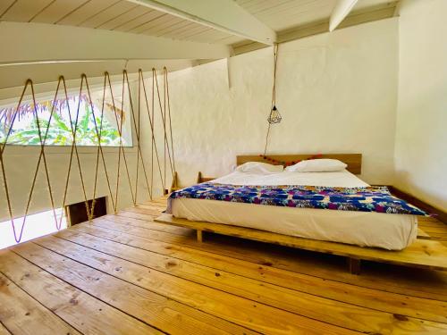 ラス・テレナスにあるVilla Tortuga, Guest house Private bungalow, private poolの部屋にベッドがある寝室