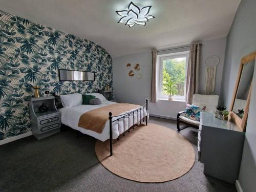 een slaapkamer met een bed, een tafel en een raam bij 4 bed charming, Family-friendly cottage 1694 in Rossendale