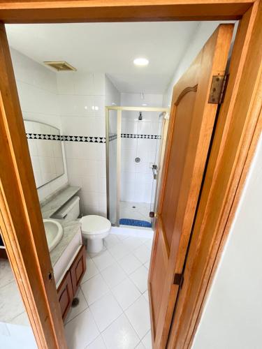 a bathroom with a toilet sink and a shower at Edificio El Peñon del Rodadero Apartamento Playa Rodadero in Santa Marta