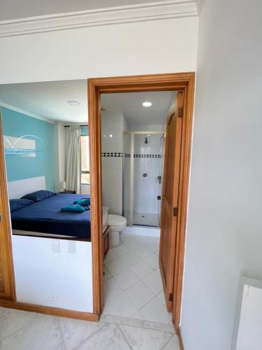 a bedroom with a bed and a bathroom at Edificio El Peñon del Rodadero Apartamento Playa Rodadero in Santa Marta