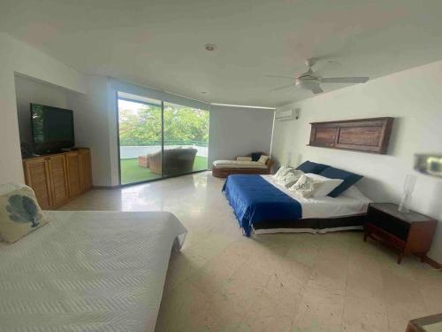 a large bedroom with a bed and a tv at Apartamento en el penon 5 alcobas 7 baños in Girardot