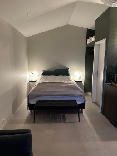 ein Schlafzimmer mit einem Bett in der Mitte eines Zimmers in der Unterkunft Sudurgata in Hafnarfjördur
