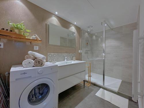 La salle de bains est pourvue d'un lave-linge et d'une douche. dans l'établissement La forêt Enchantée - Cozy Immo, à Orschwiller