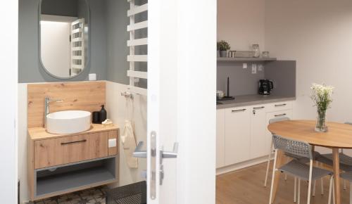 Η κουζίνα ή μικρή κουζίνα στο Apartamenty Młyńska 5