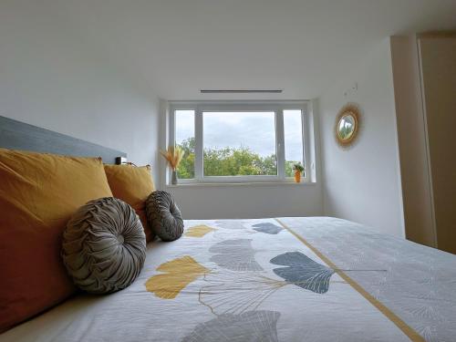 - une chambre avec un grand lit et une fenêtre dans l'établissement La forêt Enchantée - Cozy Immo, à Orschwiller