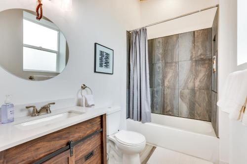 La salle de bains est pourvue d'un lavabo, de toilettes et d'un miroir. dans l'établissement Colorado Retreat with Gas Grill and Mountain Views!, à Fairplay