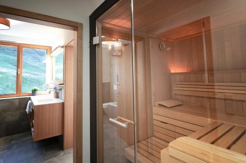 Berg Aparts - Top 6 - Faschina - mit Sauna & 2 Bädern في فونتانيلا: حمام مع دش ومرحاض ومغسلة
