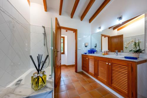 索列爾的住宿－Sa Finqueta, Luxury Elegant Mansion with breathtaking views of Soller，带浴缸和盥洗盆的浴室