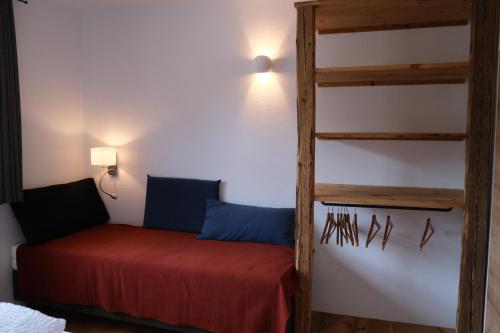 a bedroom with a bunk bed and a ladder at Burglodge Fischerkeusche in Mauterndorf