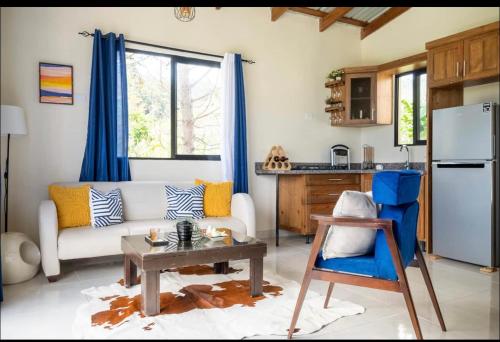 sala de estar con sofá y mesa en Espléndida y Acogedora Villa con Vista a las Montañas y Nuestro Bello Pueblo, en Jarabacoa