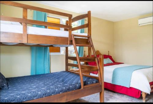 - une chambre avec deux lits superposés et un lit dans l'établissement Espléndida y Acogedora Villa con Vista a las Montañas y Nuestro Bello Pueblo, à Jarabacoa