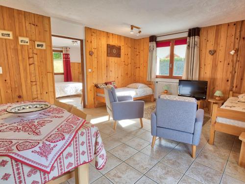 une chambre avec un lit, une table et des chaises dans l'établissement Location Cozy aux Pieds des Pistes, Proche Commerces et Centre-Village - FR-1-505-104, à Notre-Dame-de-Bellecombe