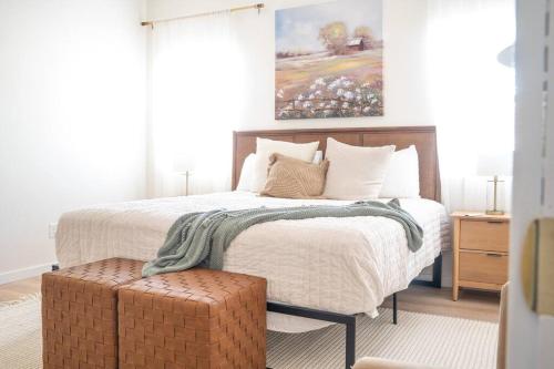 1 dormitorio con 1 cama grande y una pintura en la pared en Rustic Gold Retreat en Kanab