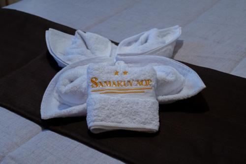 a pair of white towels sitting on a table at Hostal Samakuy AQP in Arequipa