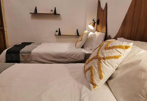 a hotel room with two beds and two shelves at Casa de Koras in Cullera