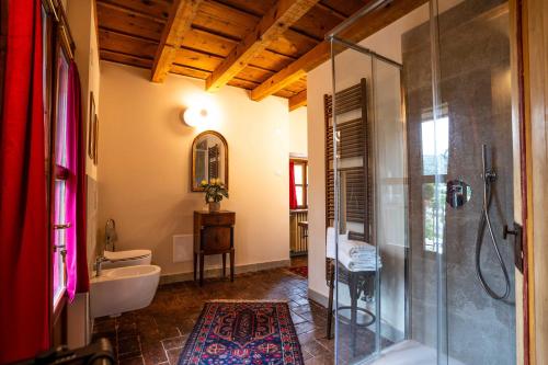 y baño con ducha, aseo y lavamanos. en Villa Carrara La Spada, en Grezzana