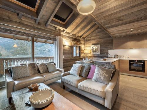 un salon avec deux canapés et une cuisine dans l'établissement Duplex moderne proche pistes avec terrasse et parking privatif - FR-1-566-42, à Les Allues