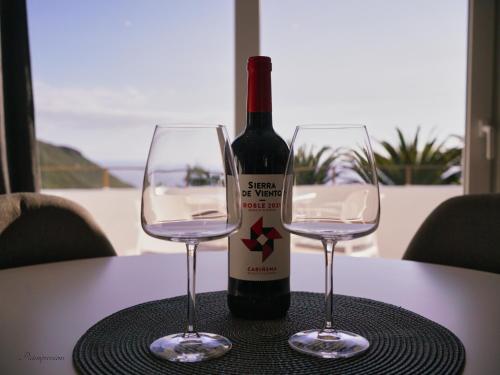 - une bouteille de vin et deux verres sur une table dans l'établissement Ventoso , Modern Rustic Stay, à Santiago del Teide