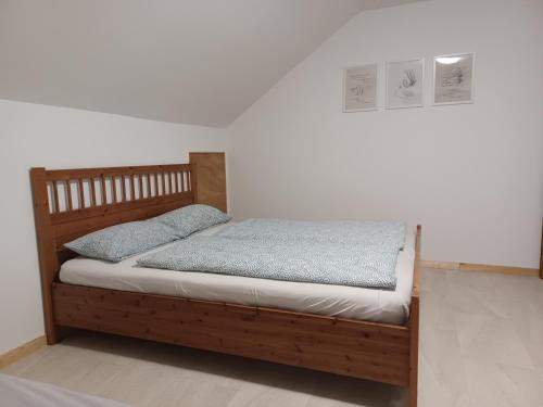 a bedroom with a wooden bed in a room at Monteurwohnung Wiedenmann in Koetz 