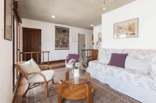 uma sala de estar com um sofá e uma mesa em Penthouse with terrace at the Old City em Montevidéu