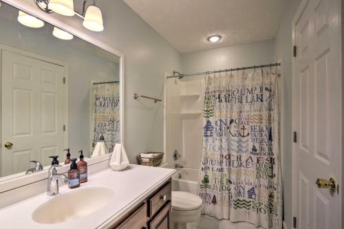baño con lavabo y cortina de ducha en Carolina Lakes Family Home with Pool, Kayaks and Dock!, en Johnsonville