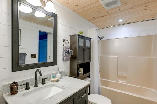 La salle de bains est pourvue d'un lavabo, de toilettes et d'un miroir. dans l'établissement Sapphire Valley Cabin with Private Mountain Views!, à Sapphire