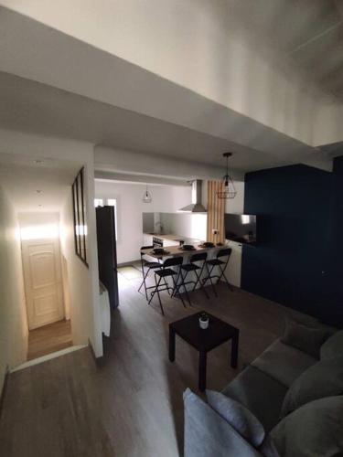 un salon avec un canapé et une salle à manger dans l'établissement Maison de village avec exterieur, à Lambesc